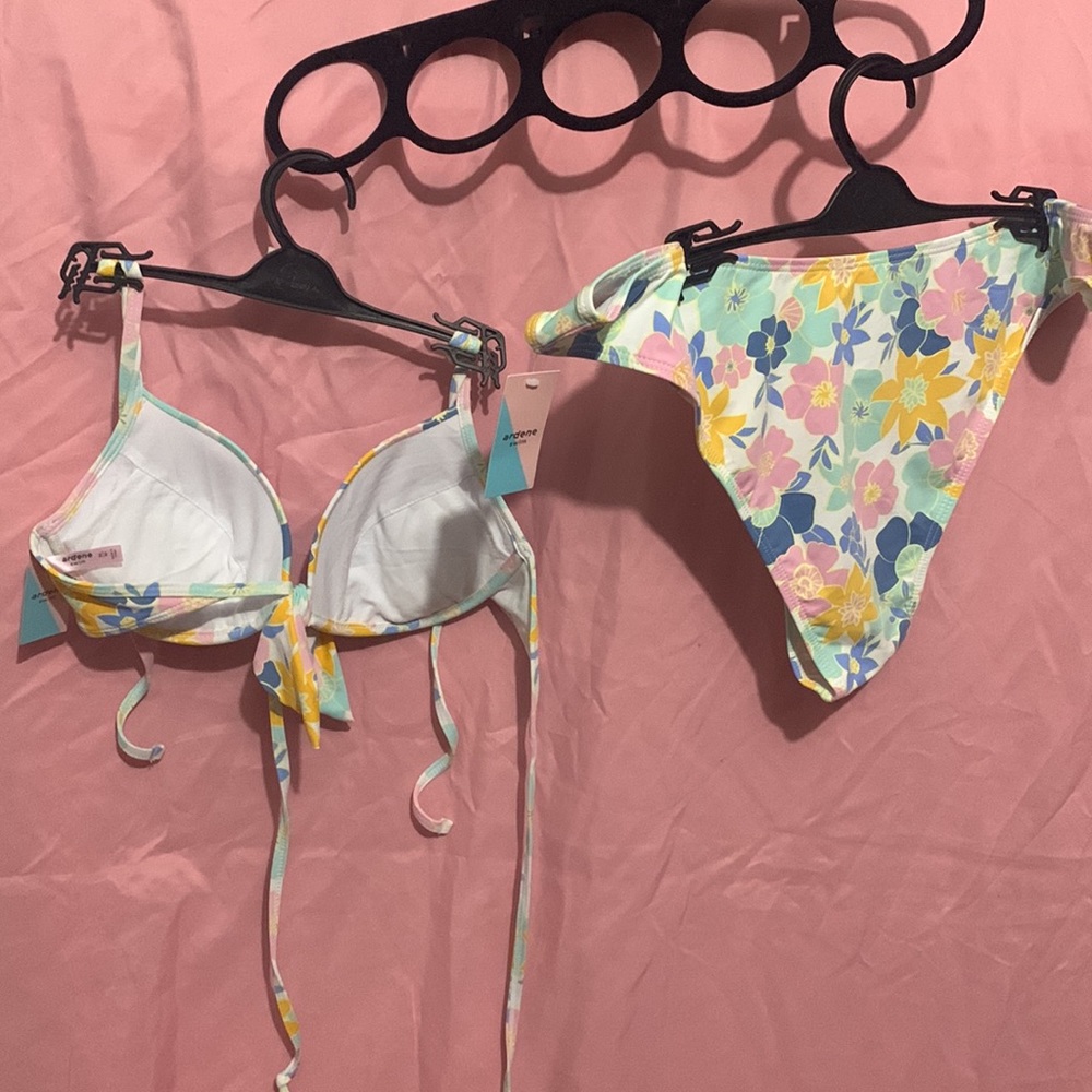 Two piece swimming suit top M size & bottom Large. Adjust on back & shoulder - Picture 4 of 8